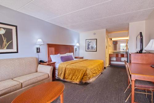 Regency Inn & Suites - image 4