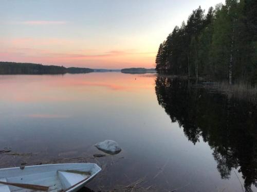 Rauhaa ja rantaa kaipaavalle mökki rannalla