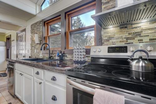 4BD with Large Deck Amazing Mountain Views in Cascade-Chipita Park, USA