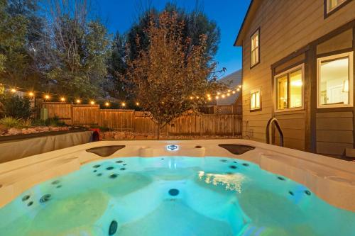 Hot Tub Backyard Oasis 4BD-2 Work Stations in Colorado Springs, USA