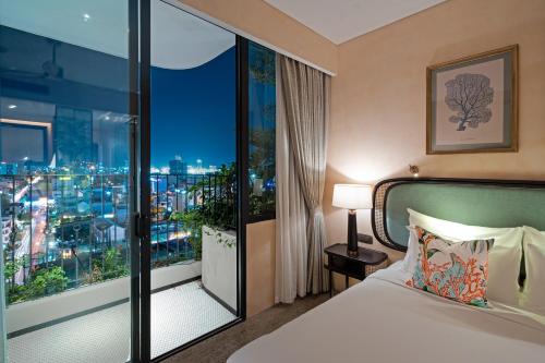 Double or Twin Room with Partial Sea View image 3