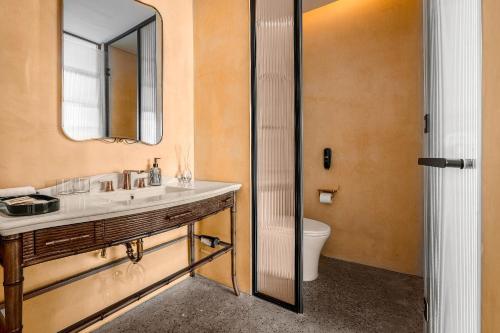 Double or Twin Room with Partial Sea View image 5