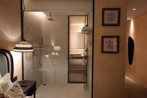 Double or Twin Room with Partial Sea View image 4