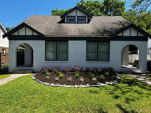 Extravagant Home in Heart of Houston 2King 1Queen in Houston, USA