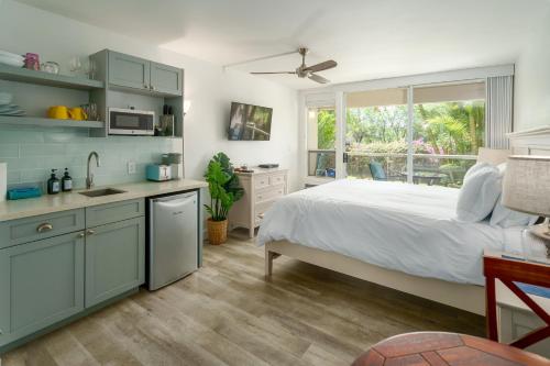 Walkable to Beach, Restaurants & Shops. Remodeled!