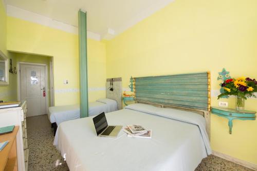 1 queen bed, 1 twin bed