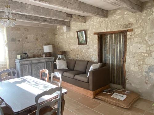 virtuve, Les Chantours, Domaine naturel arboré et fleuri de15 hectares (Les Chantours, Domaine naturel arbore et fleuri de15 hectares) in Aubeterre-sur-Dronne