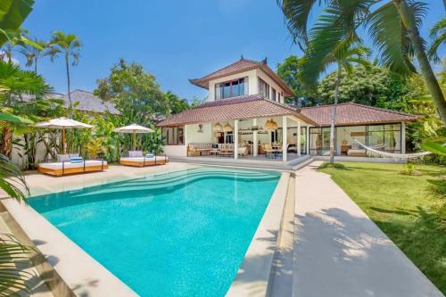 Villa Baladeva - 5 BDR Luxury Villa with huge private Pool, Kuta