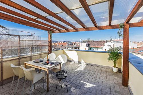 Modern Attic with Terrace - machova