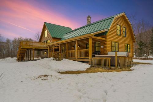 The Log Castle Hot Tub Minutes to Mountains in Killington, USA