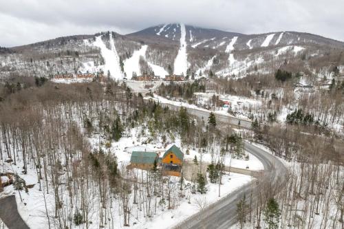 The Log Castle Hot Tub Minutes to Mountains in Killington, USA