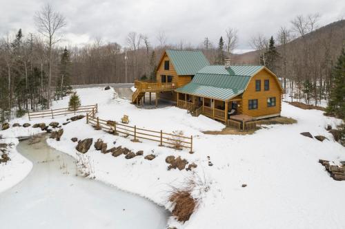 The Log Castle Hot Tub Minutes to Mountains in Killington, USA
