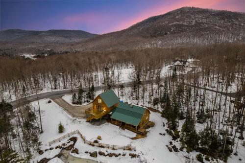 The Log Castle Hot Tub Minutes to Mountains in Killington, USA