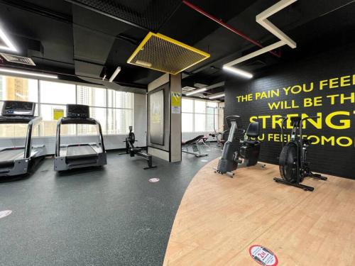 Stylish Studio Walk to Dubai Mall & Burj Khalifa with Pool, Gym & Balcony, Dubai (Foto 9)