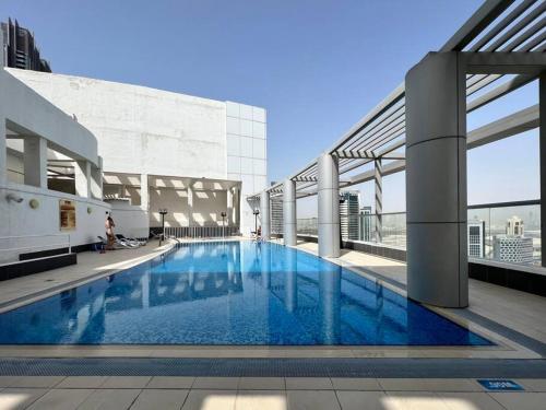 Stylish Studio Walk to Dubai Mall & Burj Khalifa with Pool, Gym & Balcony, Dubai (Foto 10)
