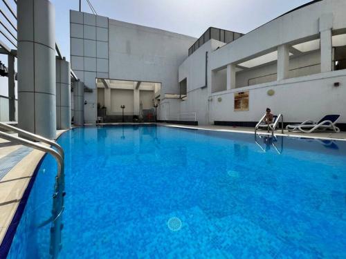 Studio w/Pool & Gym Near Burj Khalifa & Dubai Mall - image 14