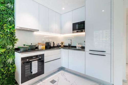 Stylish Studio Walk to Dubai Mall & Burj Khalifa with Pool, Gym & Balcony, Dubai (Foto 4)
