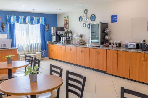 Microtel Inn & Suites by Wyndham Kingsland - image 11