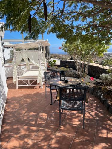 beranda/teres, Castillo Lanzarote Villa Winni - Luxury Villa - Pet friendly with heated Pool in La Asomada