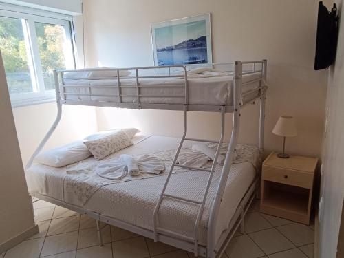 1 queen bed, 1 double bed, 1 twin bed