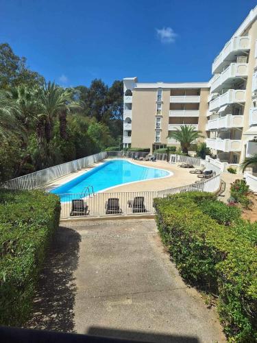 Bel appartement moderne avec piscine