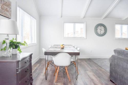 Large 2 Bedroom Great Location Close to Everything in Pittsburgh, USA