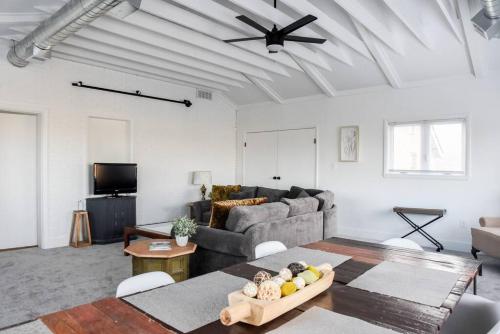 Large 2 Bedroom Great Location Close to Everything in Pittsburgh, USA