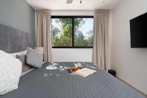 2BD with Rooftop Pool near Beach - image 2