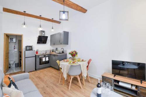 LES PALMIERS Superb brand new flat for 3 with AC, Wi-fi centre old town