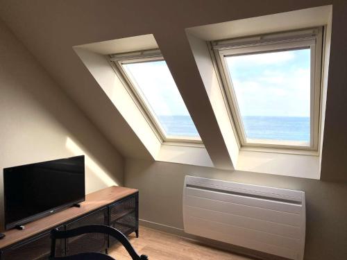 Two-Bedroom Apartment with Sea View image 10