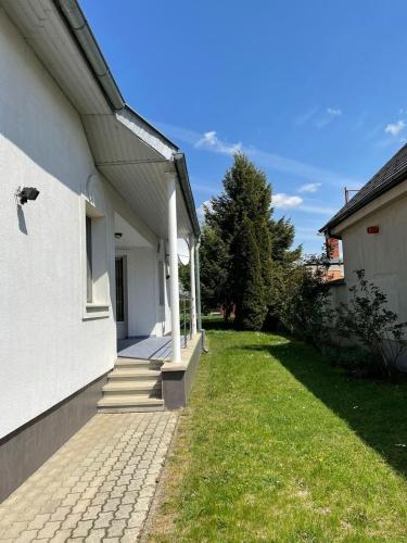 Freistehendes Ferienhaus mit Swimmingpool, Kamin, Internet, unweit Neusiedlersee