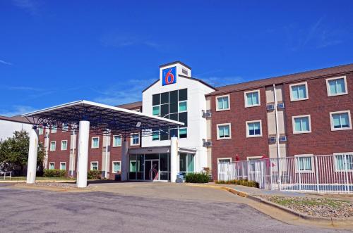 Motel 6-West Des Moines IA - image 6