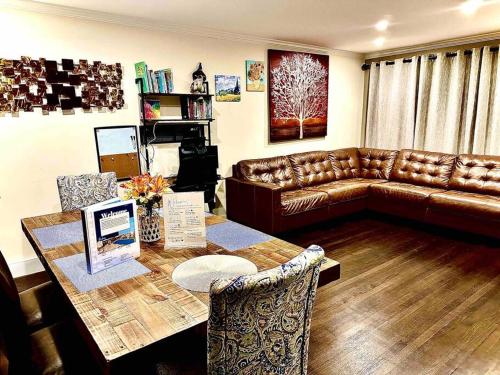 Entire home- pool, gym, theater. 10 min from NYC. in Yonkers, USA
