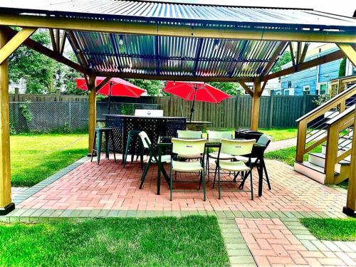 Entire home- pool, gym, theater. 10 min from NYC. in Yonkers, USA
