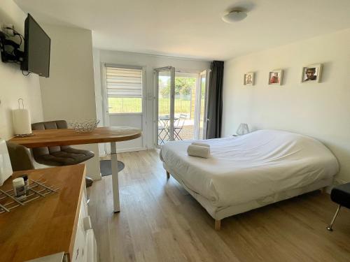 Зовнішній вигляд готелю, Studio calme, la campagne a 5 minutes de la ville in Luynes