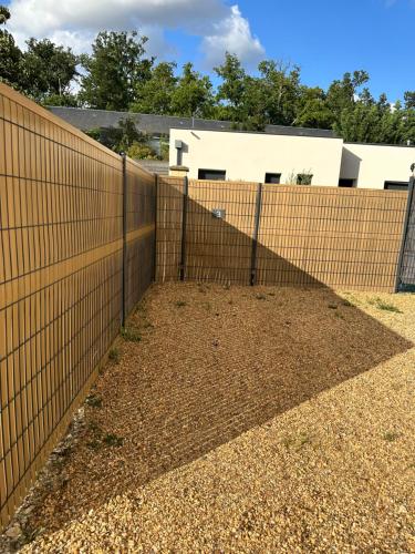 Зовнішній вигляд готелю, Studio calme, la campagne a 5 minutes de la ville in Luynes