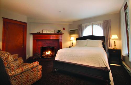 Queen Room with View and Sun Porch - Main Inn Building