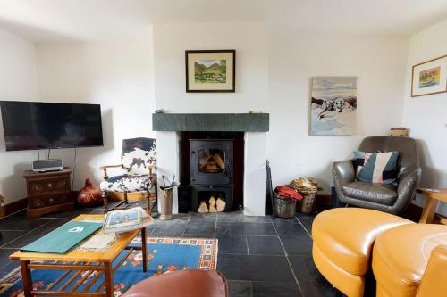 HIGH TREES BYRE - Two bed Cottage with Log Burner & Incredible Views