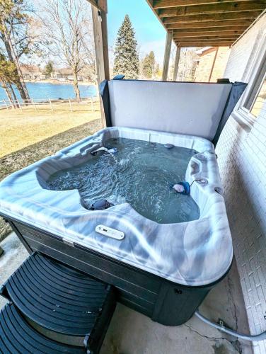 5BR Lakefront Getaway with hot tub in Cadillac, USA