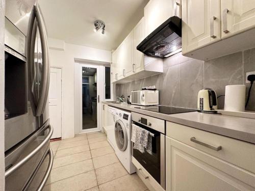Charming 3-bedroom family home - image 10