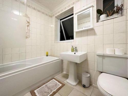 Charming 3-bedroom family home - image 11