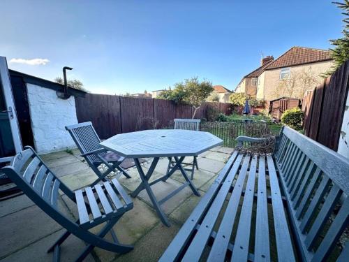 Charming 3-bedroom family home - image 7