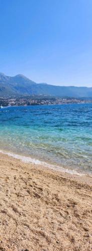 Apartment by the sea in Njivice