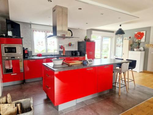 кухня, Villa Coquelicot YourHostHelper in Virandeville