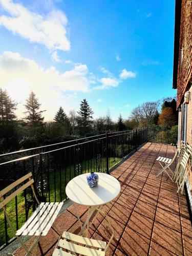 Hilltop walkers paradise with a view, sleeps 10