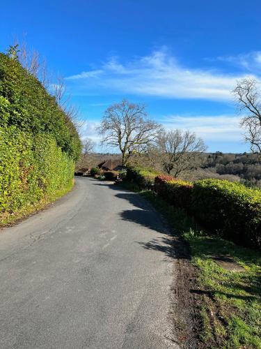 Hilltop walkers paradise with a view, sleeps 10