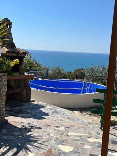 Villetta vista mare con piscina, giardino e parcheggio privato