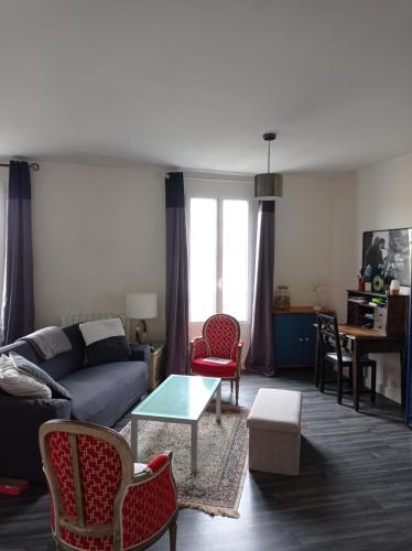 Appartement 3 pièces 67m2 à 20 min des Champs-Elysées en métro - Location saisonnière - Puteaux