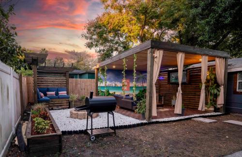 Downtown 4BR Home w Outdoor Living Has Power in Tampa, USA
