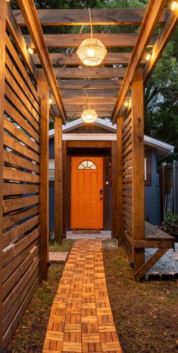 Downtown 1BR Tampa Cottage for 4 Has Power in Tampa, USA